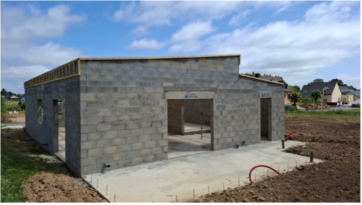 Construction d une maison à Montauban de bretagne - pas un constructeur mais un maitre d oeuvre - Constructions 35 en Ille et vilaine - pose charpente et terrasse béton