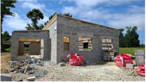 Construction maison Montauban de bretagne près de st Meen le Grand- Faire construire non pas avec un constructeur mais un maitre d oeuvre en Ille et vilaine - Constructions 35- élévation des murs en parpaing par le maçon